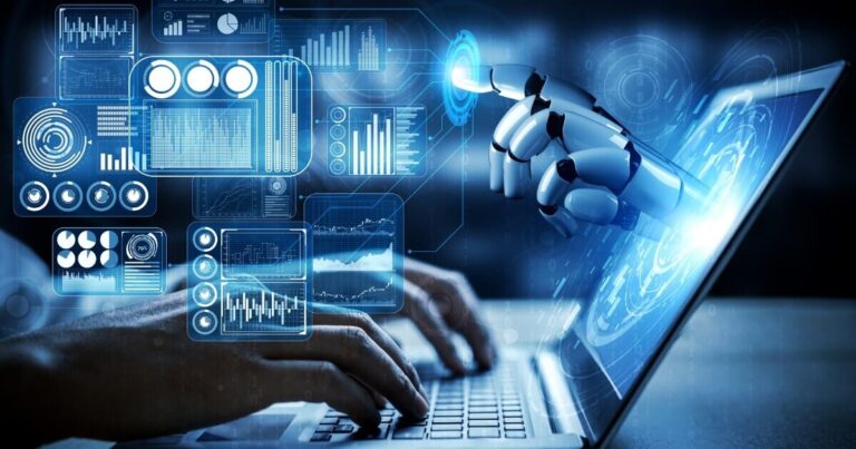 Ilustração sobre inteligência artificial, com mão robótica saindo da tela do computador