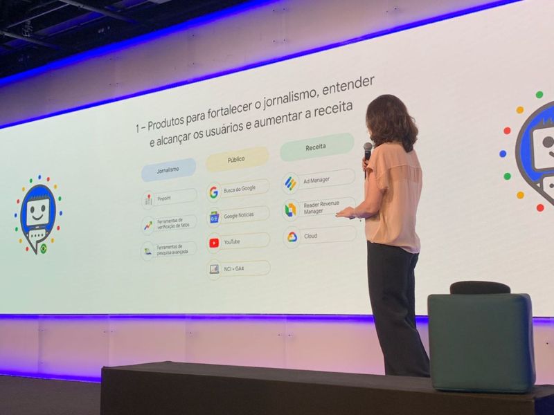 Fabiana Zanni mostrando os produtos do Google para Portais de Notícias