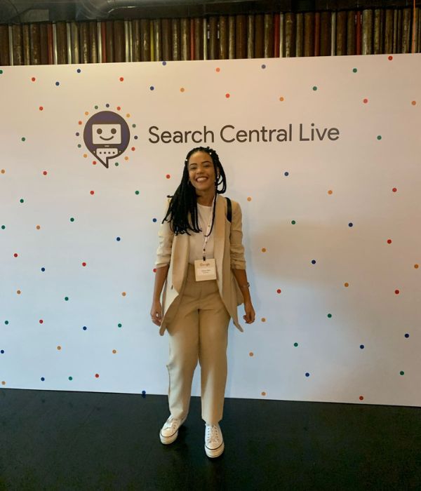 Euzinha, Vitória Nunes, feliz da vida no Search Central Live!
