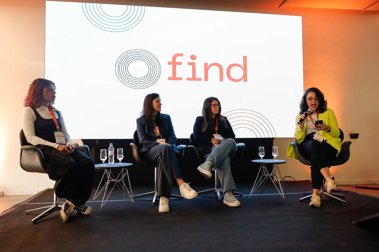 Carol Helfstein, Júlia Neves, Kesia Ramires e Flávio Crizanto no palco do evento FIND.